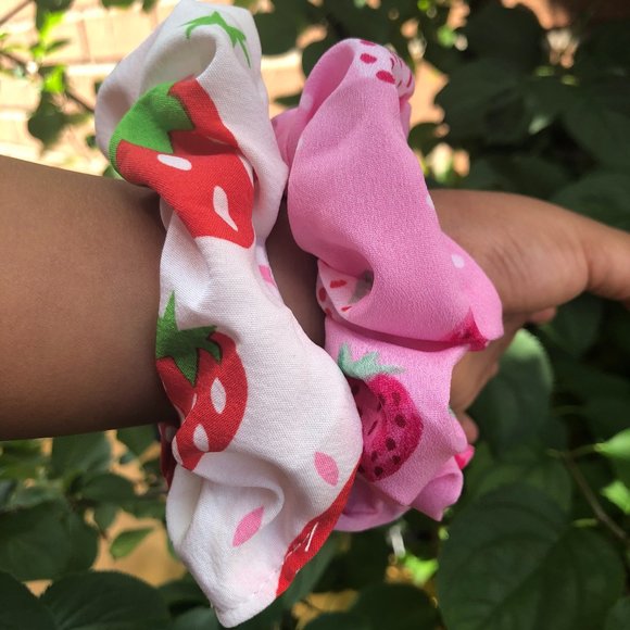 STRAWBERRY SCRUNCHIE HAIR TIE PINK OR WHITE - Picture 1 of 1
